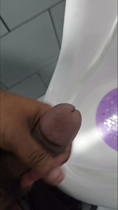 ছেলে বাথরুমে হস্তমৈথুন করছে