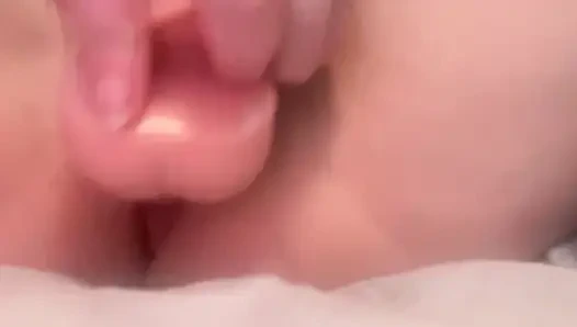 Шаловливая девушка ублажает задницу и киску дома одна