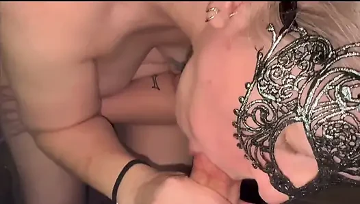 Istri nakal ini nyepong kontolmu dan nunjukin hadiahnya sama kamu - pov