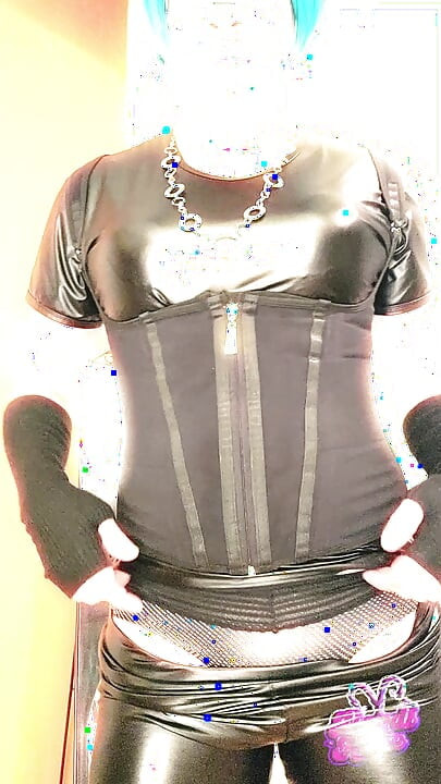 Super sexy Sissy Dziwka Kandi huśta kutasa w swoim czarnym lateksie i butach PMV