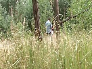 Pequeña nena alemana de tetas obtiene su manguito perforado destruido en el bosque