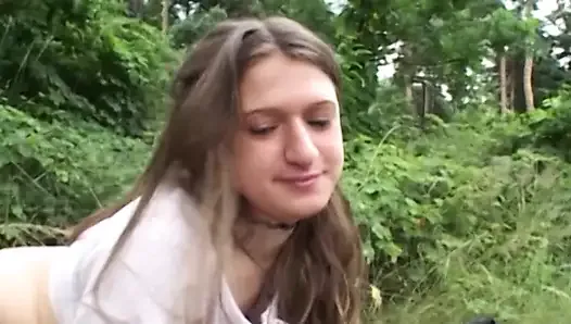 Une fille au corps incroyable d'Allemagne suce une bite dans les bois