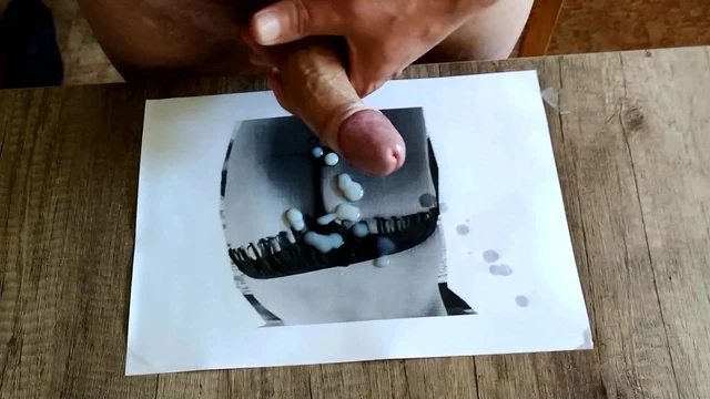 Krummer Schwanz wichst auf sexy Arschfoto