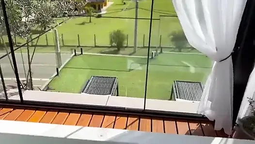 Я отвела свою соседку в ванной отеля и показала ей мою игрушку