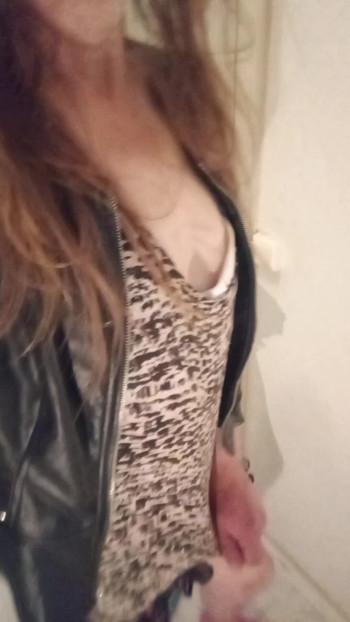 Sissy crossdresser u seksi donjem rublju