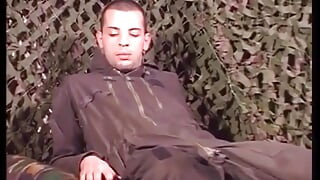 Heteroseksüel bir asker için ilk eşcinsel sikişi