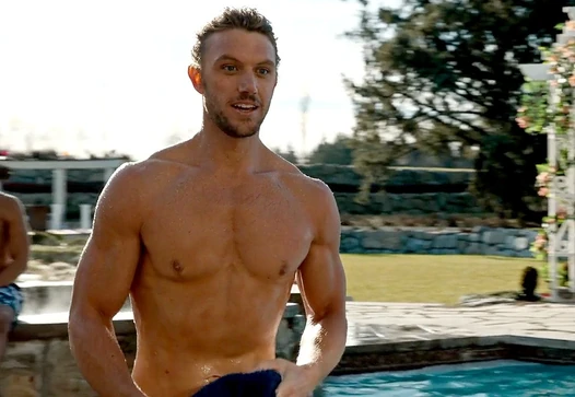 Celebrity hunk adam demuestra escenas sin camisa