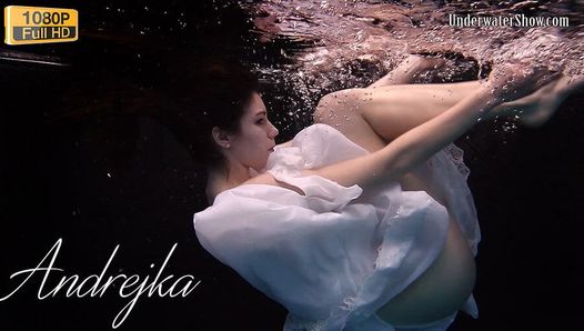 Aqua-Mädchen Andrejka strippt und schwimmt unter Wasser
