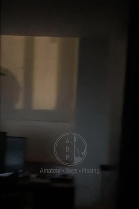 Bu çocuğu penceremin önünde işerken yakaladım, bu yüzden yaklaştım, açtım ve onu şortlarını kaldırdığı gibi filme aldım, sopaladım