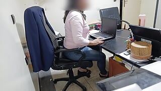 I fucked my mature boss very hard, she has a big white ass and makes him cum several times in her office and I pour cement on he