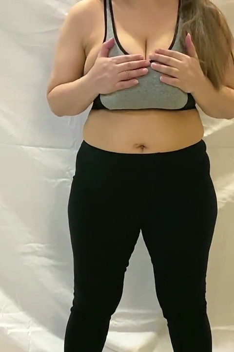 Yoga sexy cu mami în colanți strâmți și sutien sport