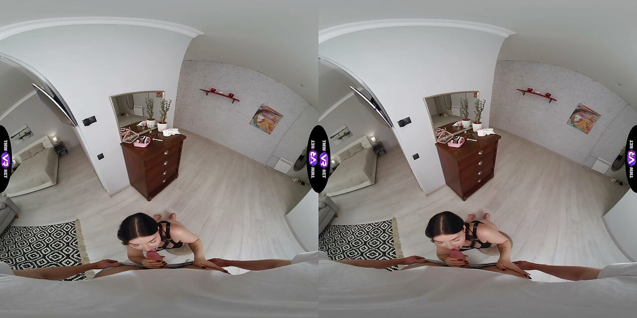Virgin Butterfly lingri men tij karti huee phir nangi ho jaati hai - TeenMegaWorld