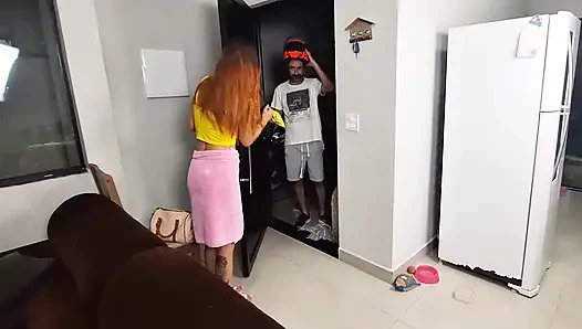 Sadece banyo havlusu giyen yalnız kız teslimat oğlanı alıyor!