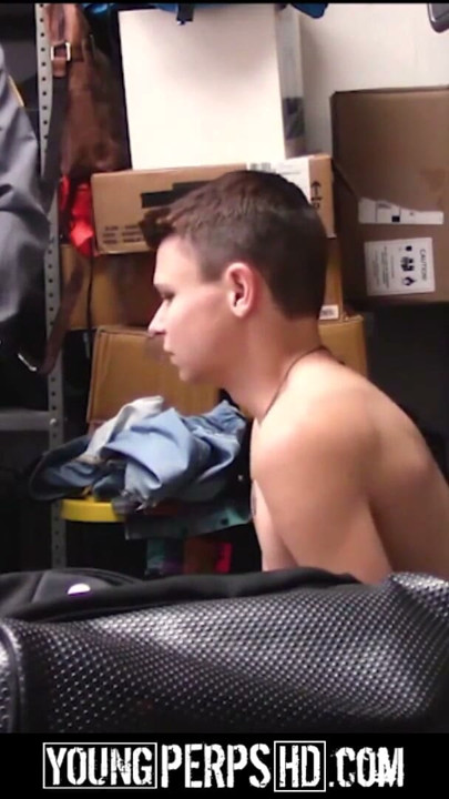 twink yakalandı shoplifting kabul için almak fucked ayı memur | Klip 1