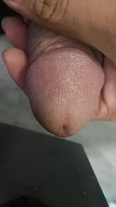 In the bathroom, there was a cock that was getting an erection, only knowing how to endure it, not having to do it