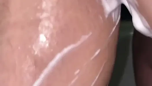 Cewek dengan lebat lagi cukur lebat - close up