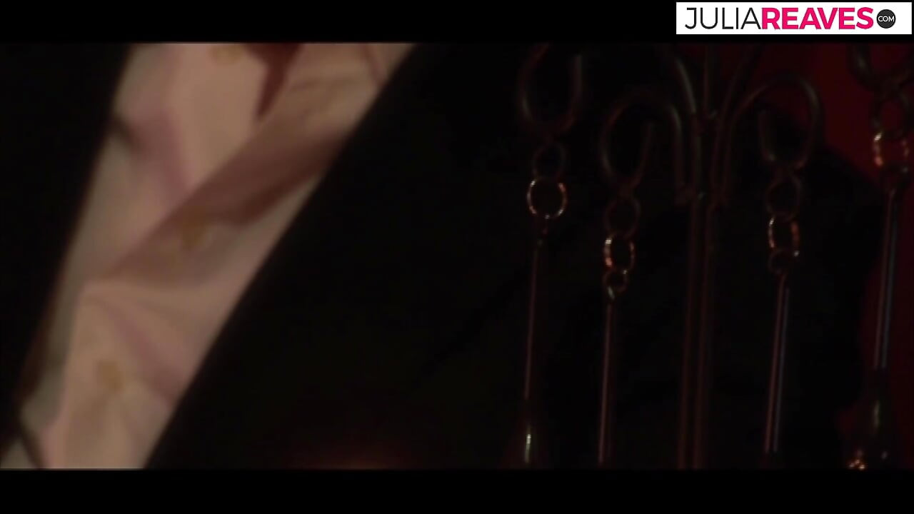 Fata sexy savurează un futai dur cu pula după ce o suge adânc în gât