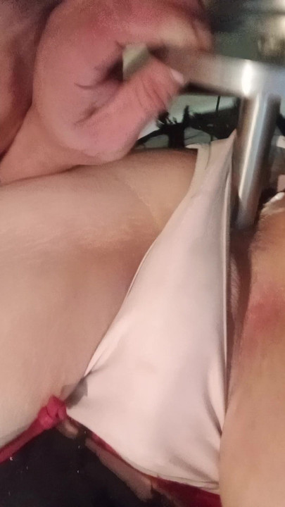娘娘腔变装者穿着性感内衣，在肛门里有一个扳手和一根管子，并和他们操自己