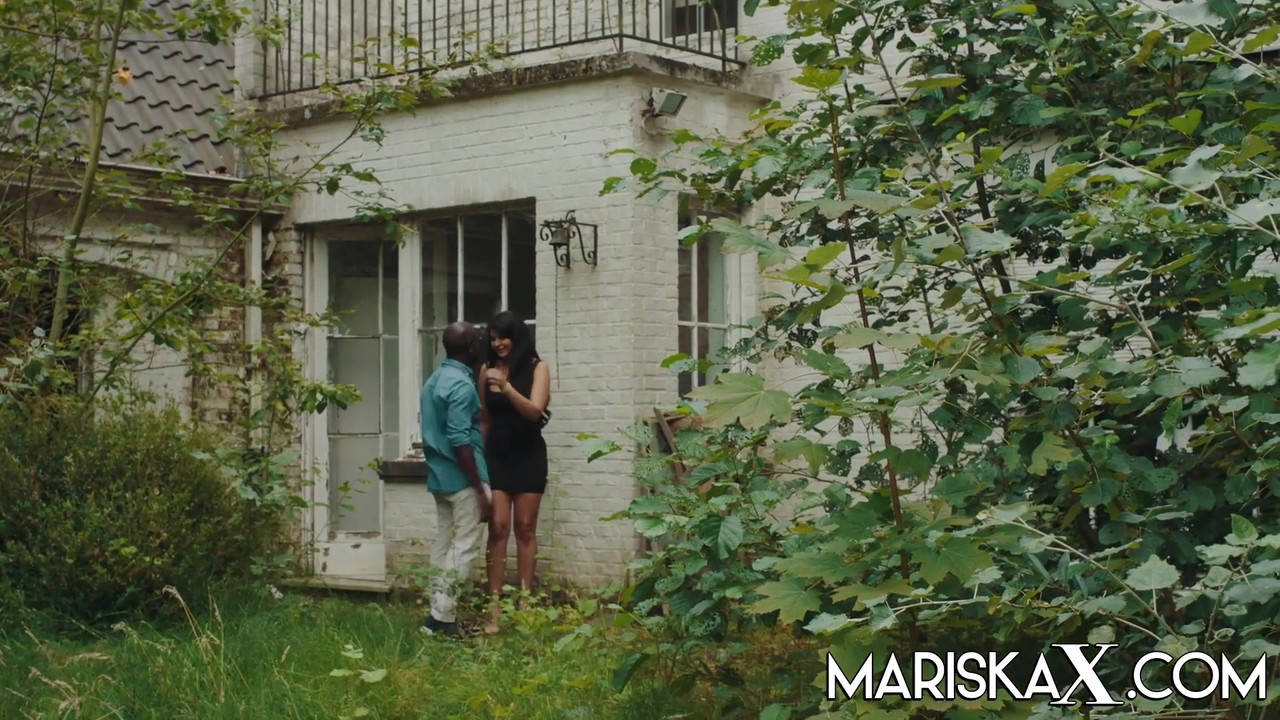 Mariskax mariska被她的丈夫提供给一个大黑鸡巴