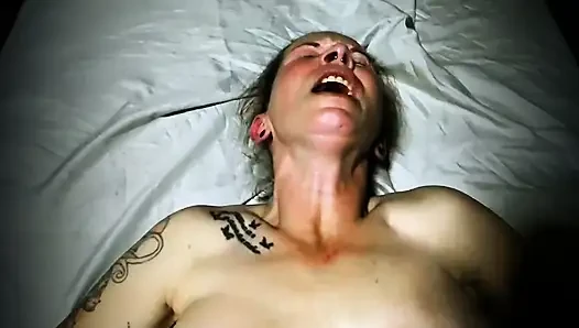 Vollbusige milf wird während der massage geil und hart gefickt