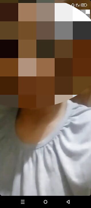 ビデオ通話で彼女の大きな自然な胸を見せる