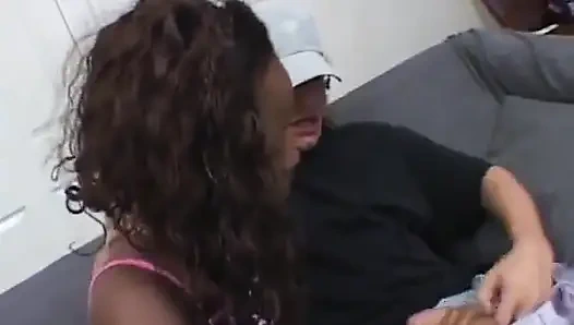 Geiles brünettes schätzchen gefingert und hart auf der couch geritten