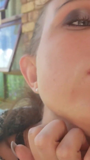 التقاط أنفي ونفخه ووضع الرقصات في فمي لأكلهم. | مقطع 1