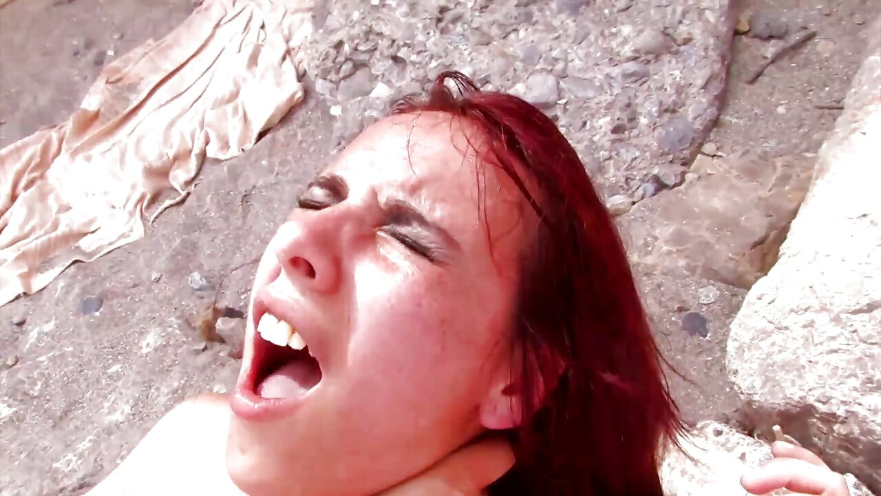 Rothaarige schlampe genießt einen großen schwanz