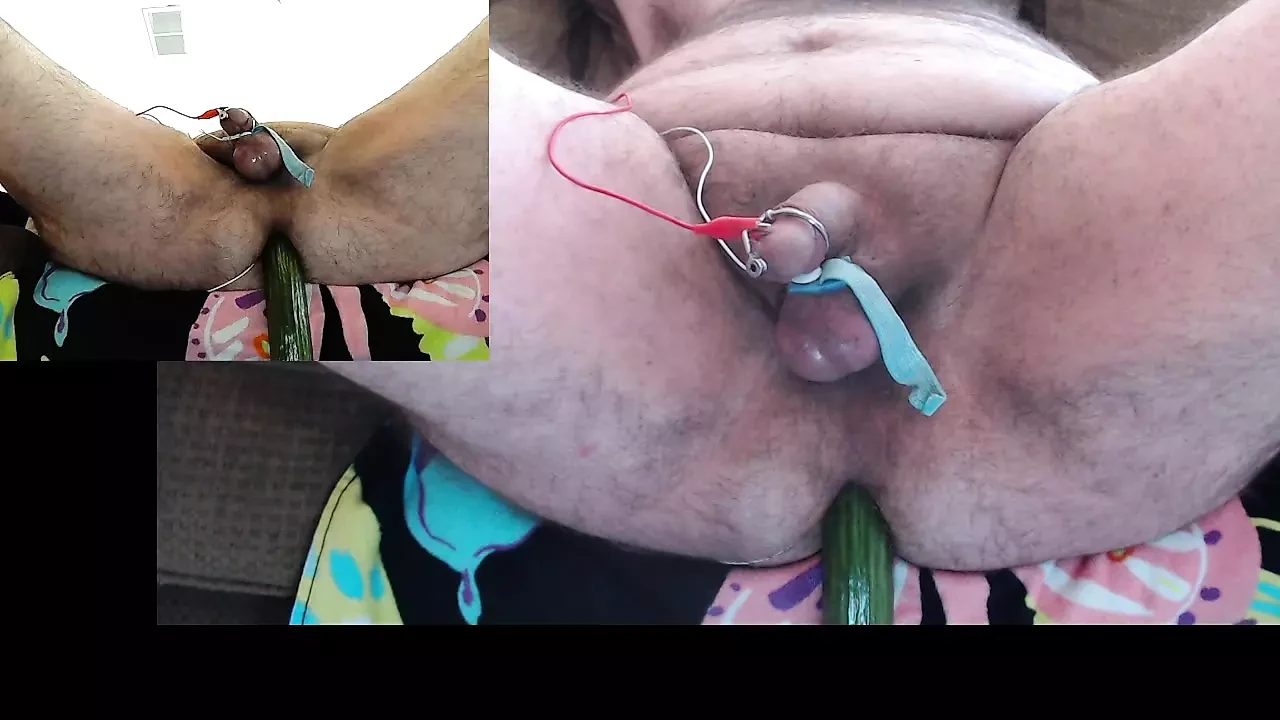 Estim On, timun dalam pantat saya, precum bocor seperti gila.  Semua dalam semua hari yang baik.