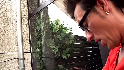 Büyük götlü iri güzel kız büyük göğüslerine sıcak bir dölle zevk alıyor