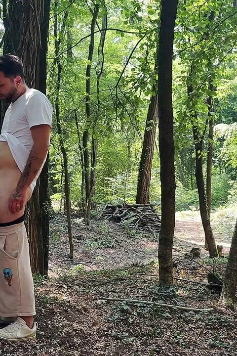 我奪走了一個書呆子男孩的處女，他答應在樹林裡説明我！