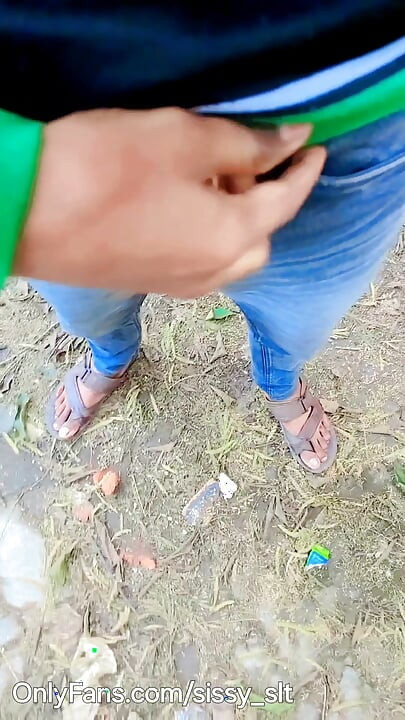 Elle Se Promène Et Pisse À Poil Dans La Nature