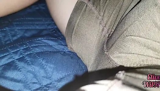 XXX Desi, meine stiefnieze, lässt mich mit ihrer muschi spielen, wenn sie zu besuch kommt, sie geht auf mein bett
