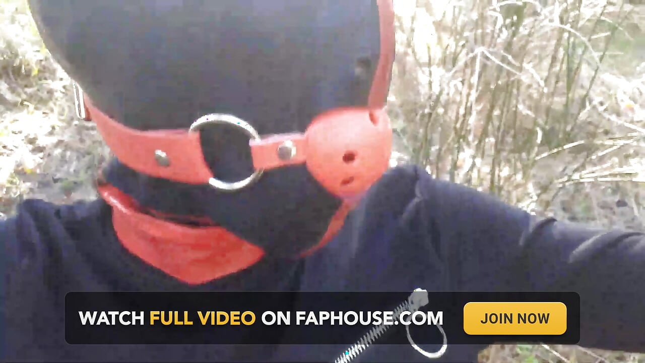 Sexo ao ar livre na madeira Vestindo roupas sensuais e salto alto, amarrada, garganta e fodida