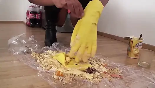 Yüksek topuklu esmer gazlı yemek ve sigara içiyor