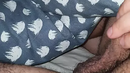 Sacanagem enteada seduz padrasto com uma punheta incrível debaixo do cobertor