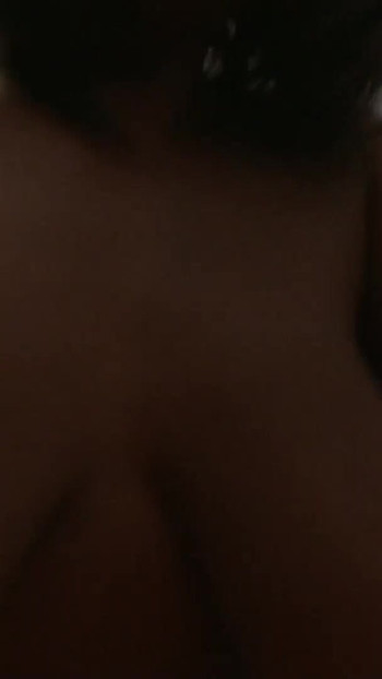Unvergesslicher moment von "Ebenholz-schlampe mit riesigen titten leckt ihre eigenen nippel, während sie von einem weißen hengst genagelt wird"