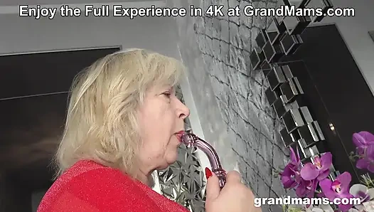 70 yaşındaki nine grandmams'ta yüksek sesle inlerken küçük cam dildoyla oynuyor