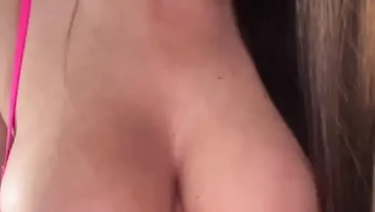 Üvey annemin büyük sütlü göğüslerine boşalmayı seviyorum