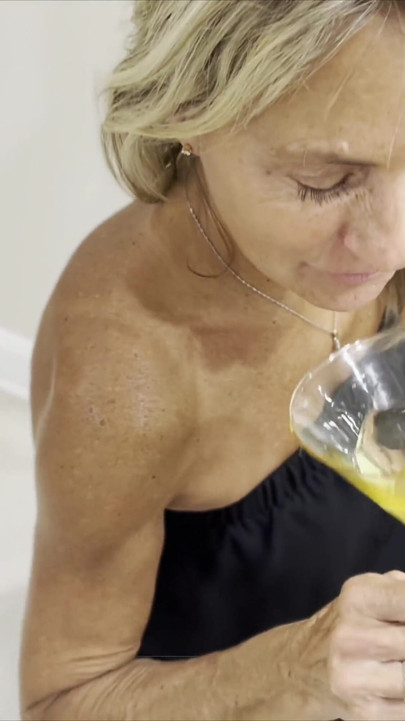 Блондинка наслаждается писающей грязной Martini
