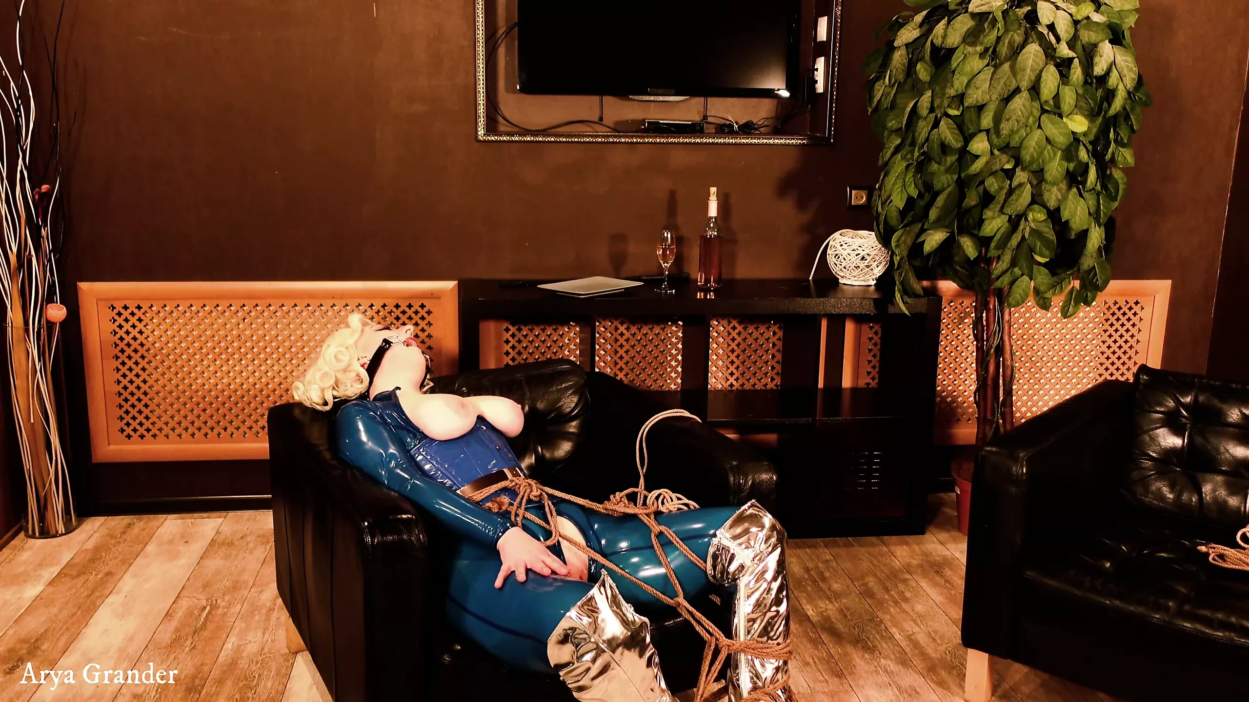 Une MILF sexy dans un shibari en caoutchouc