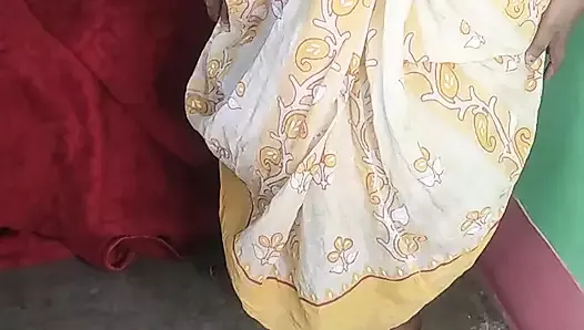 印度饥渴妈妈在地板上撒尿并喷出她的阴户