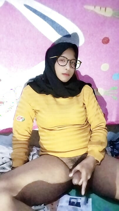 Hijab-clad waria wants to come home from work wanting to blow and sniff