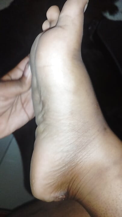 Cute plump african girl shows off her feet, black knees and light thighs for your enjoyment