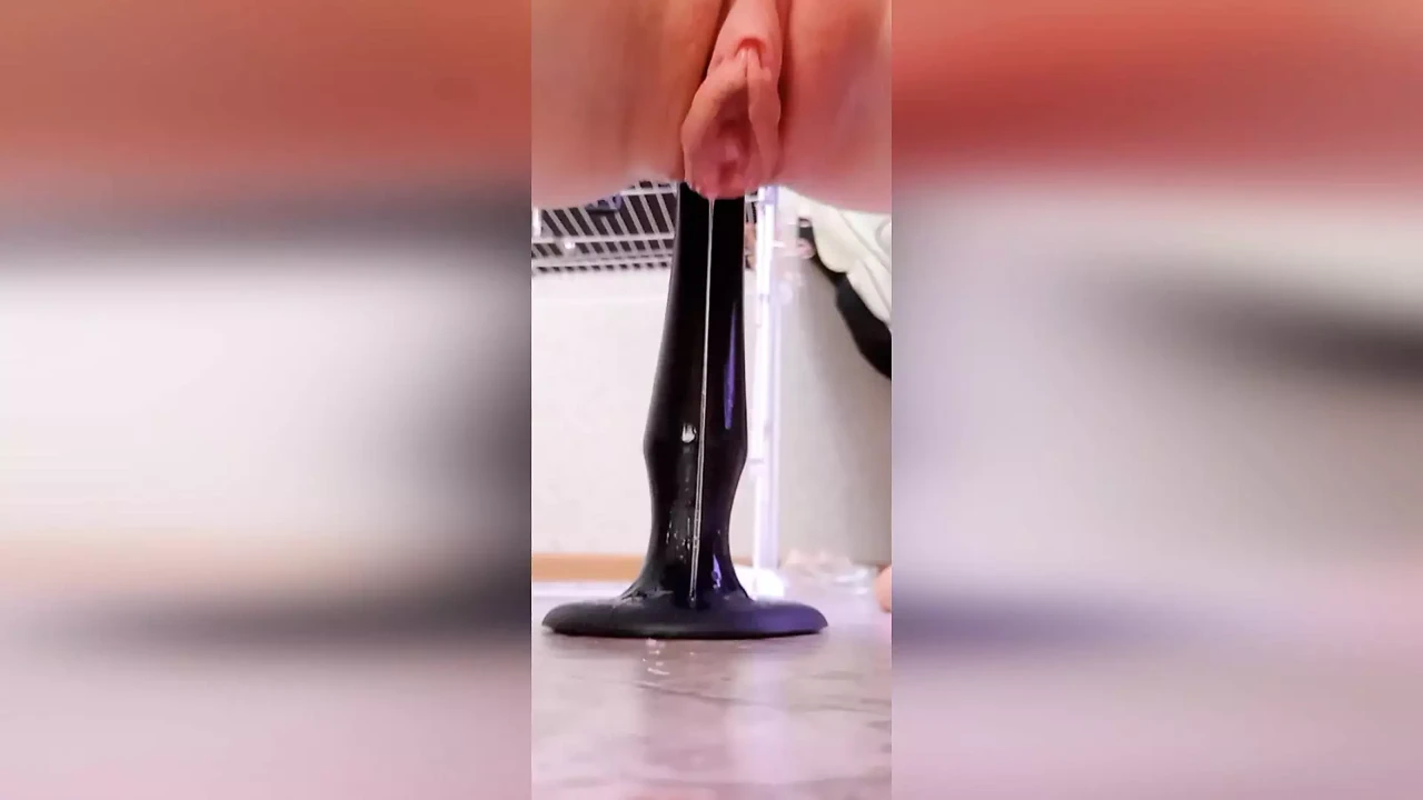 滴水的阴户和巨大的肛门玩具