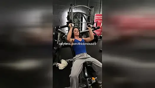 18 yaşındaki spor salonu kızı Insta Live'da fışkırtıyor