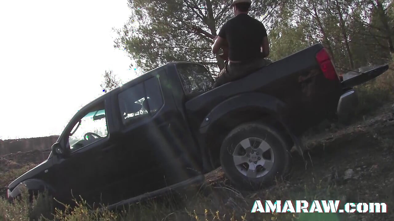 Шлюховатую тинку-брюнетку с большими сиськами Ava Marteens трахнули в киску на улице