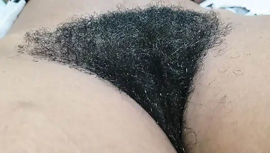 Momen tante semok dengan memek berbulu amatir ini dientot habis-habisan