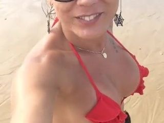 Sexy Hanna op het strand
