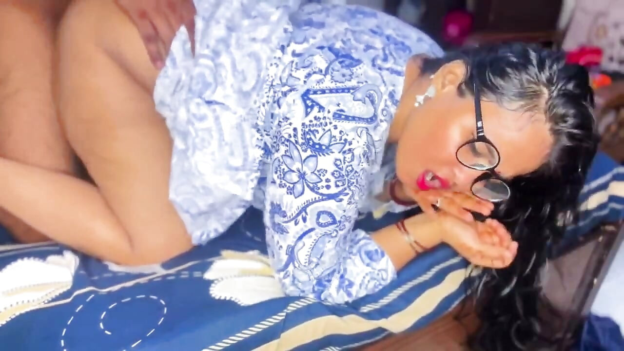 Sora vitregă indiană Desi Squirt Orgasm Futut tare până explodează